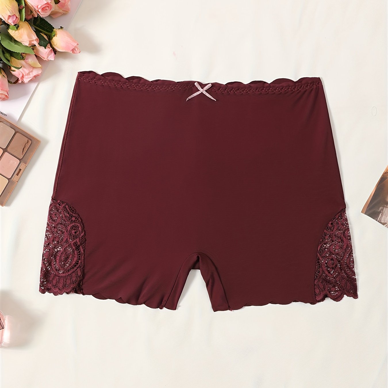 Бойшорт с кружевной отделкой, волнистым краем и бантиком для женского нижнего белья. Удобные и мягкие.