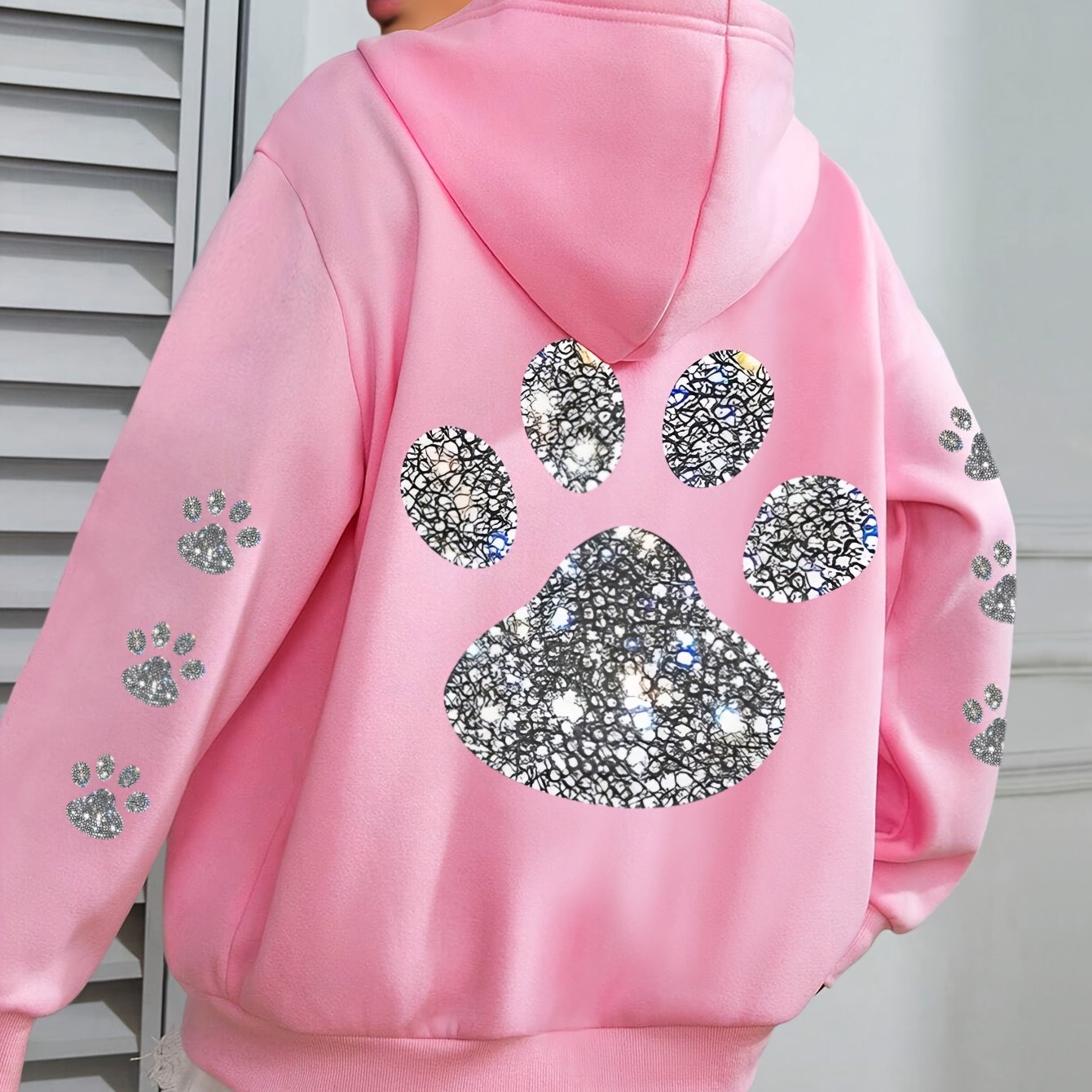 Ayollar uchun kattaroq o'lchamli hoodie polyesterli mushuk paw print pullover, cho'ntak bilan