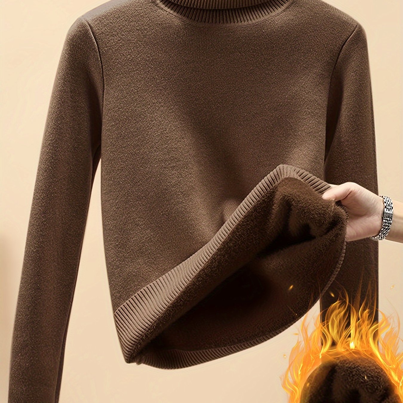 Ayollar uchun yuqori bo'yli qalin flis sviter, qish uchun mukammal. Poliamid, viskoza va polyester aralashmasidan tayyorlangan. Mustahkam rang dizayni, 529g/m² mato og'irligi. Kuz/qish uchun zaruriy buyum.