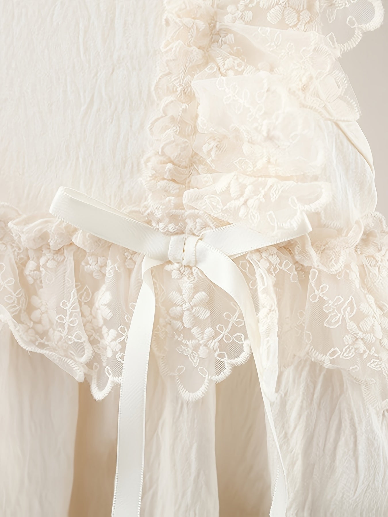 Qizlar uchun bej rangli yelkasiz malika ko'ylagi, dantel bezak va qirrali yubka, paxta aralashmasi, yozgi partiyalar va norasmiy chiqishlar uchun mukammal, mos keladigan somon sumkasi bilan, cho'zilmaydigan mato, yoqimli