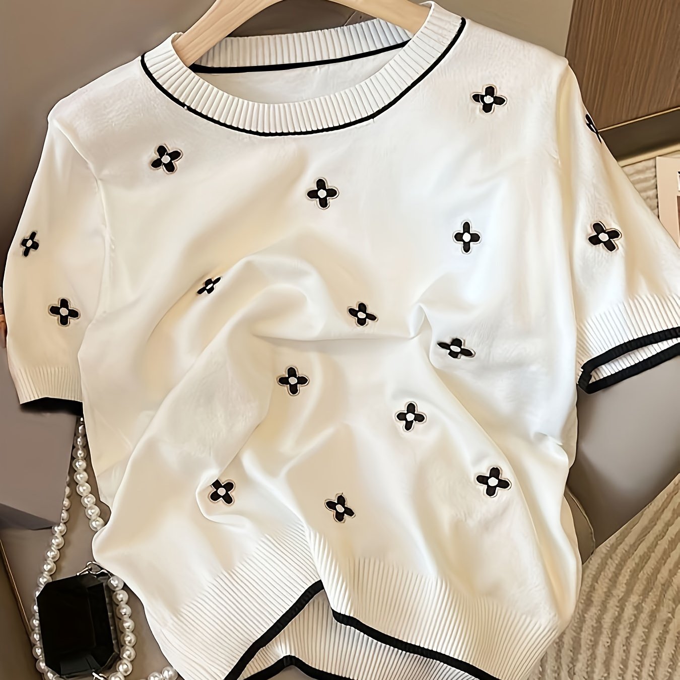 Вязаный свитер с вышивкой и круглым вырезом для женщин в контрастных цветах.