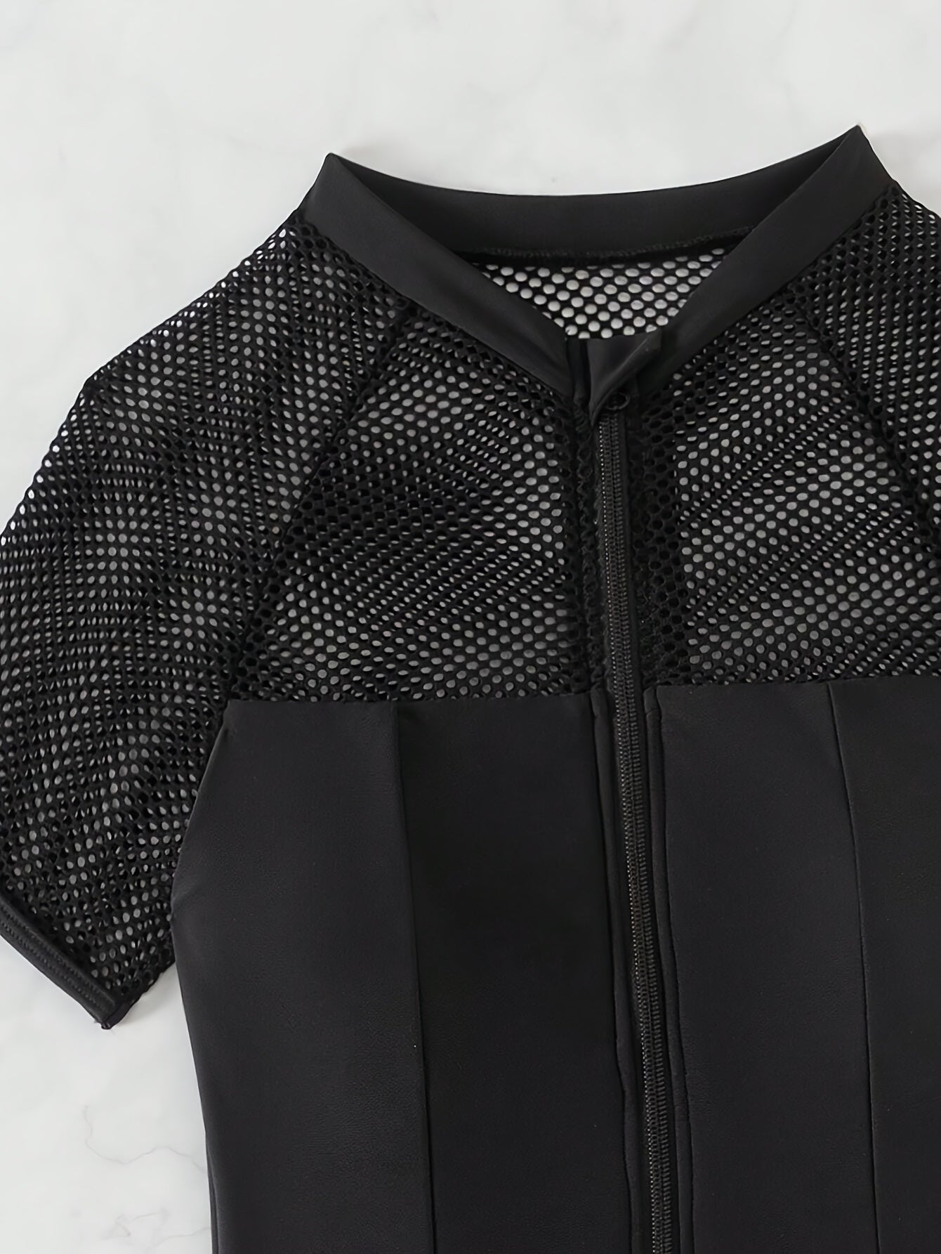 YIYUNQING ayollar uchun qora bir parcha suzish kiyimi, shaffof to'r tafsilotlari bilan, yuqori elastiklikka ega naylon/elastan aralashmasidan tayyorlangan, qisqa yenglari va oldida zip bilan. Suv sportlari uchun ideal va