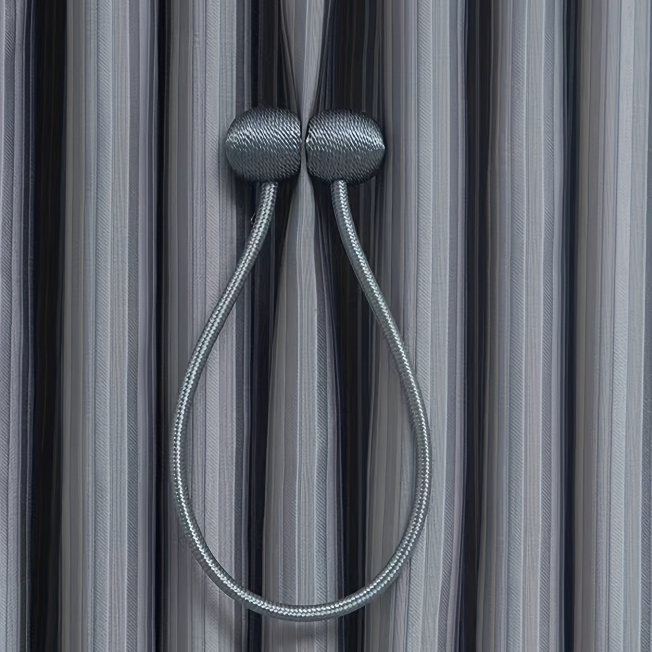 Получите 2 штуки креативных держателей для штор с магнитными пряжками для современного и простого крепления штор. Эти держатели для штор без пробивания идеально подходят для добавления стиля в вашу спальню, гостиную или любое другое место в вашем доме.