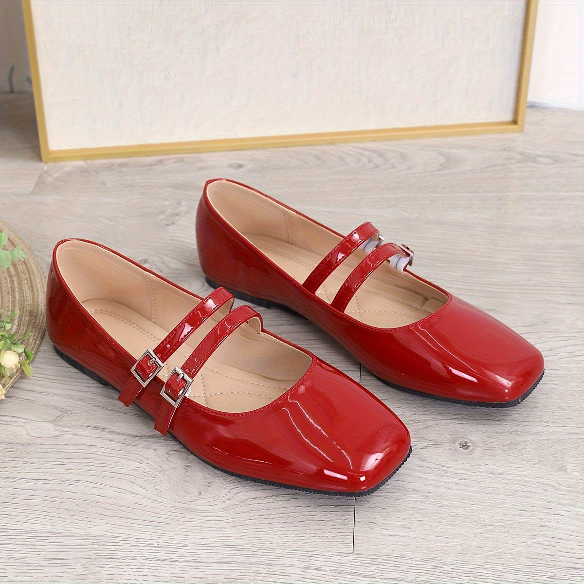 Vintage uslubidagi Mary-Jane tekis poyabzal, kvadrat burchak, bog'ichli tasma va yil davomida qulaylik uchun TPR taglik.