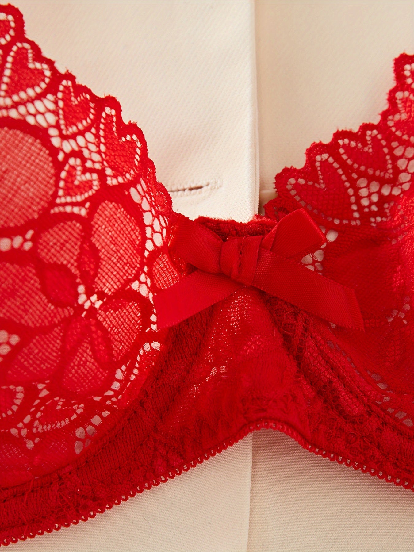 Conjunto de lencería de encaje floral con sujetador y tanga con detalle de lazo