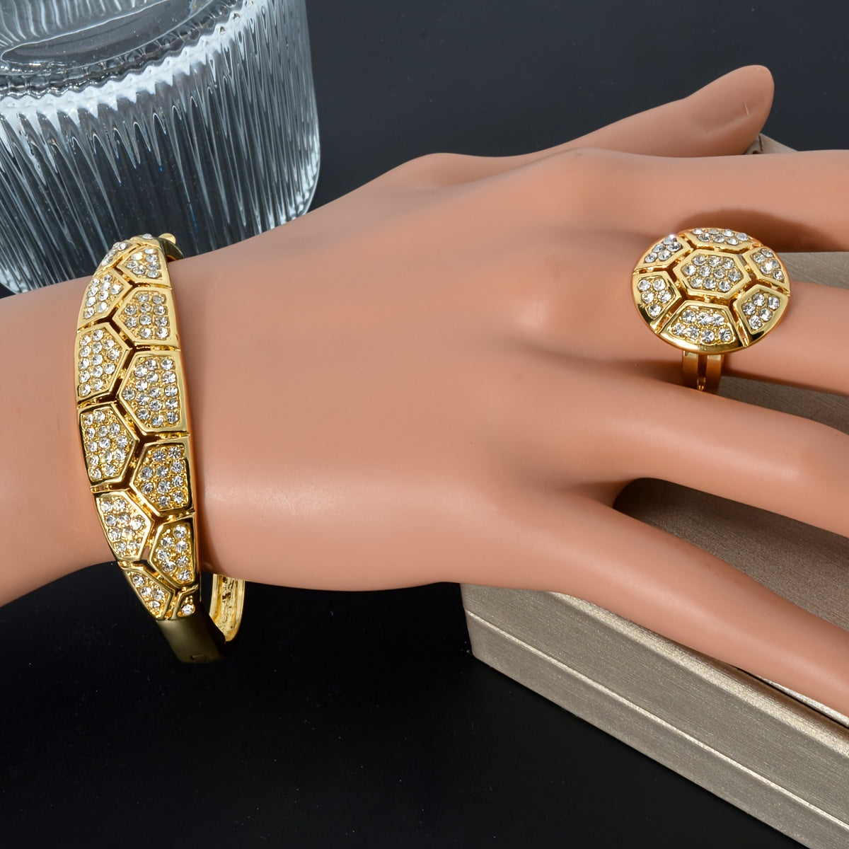 ZEADEAR mis zargarlik to'plami hashamatli va nafis bo'lib, go'zal mozaika naqshida porlaydigan Zirconia bilan bezatilgan. Ushbu to'plam ajoyib Geometrik Pentagon marjon, bilaguzuk, sirg'a va uzukni o'z ichiga oladi, to'ylar va banketlar uchun mukammal.