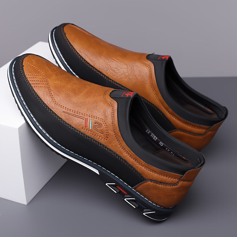 Erkaklar uchun rangli blokli slip-on loafer poyabzallari, qulay, sirpanmaydigan kauchuk taglik bilan, ochiq havoda faoliyatlar uchun mukammal.