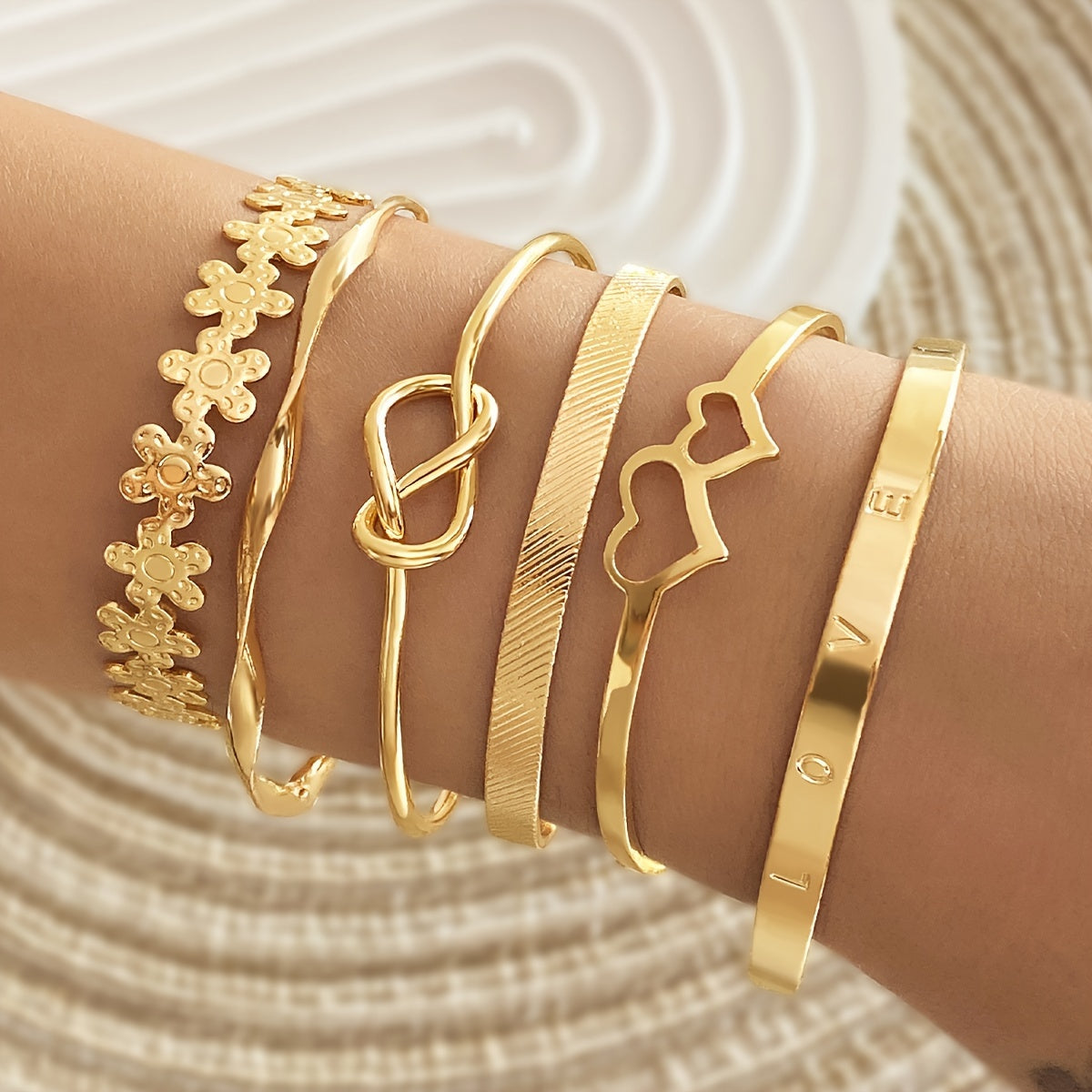 6 ta zamonaviy bilaguzuklar to'plami, gullar, tugunlar va yurak dizaynlariga ega. Ularni kundalik kiyimlaringiz yoki bayram kiyimlaringiz bilan birlashtiring. Ushbu sozlanadigan zargarlik buyumlari har qanday ko'rinishni bezatish uchun mukammaldir.