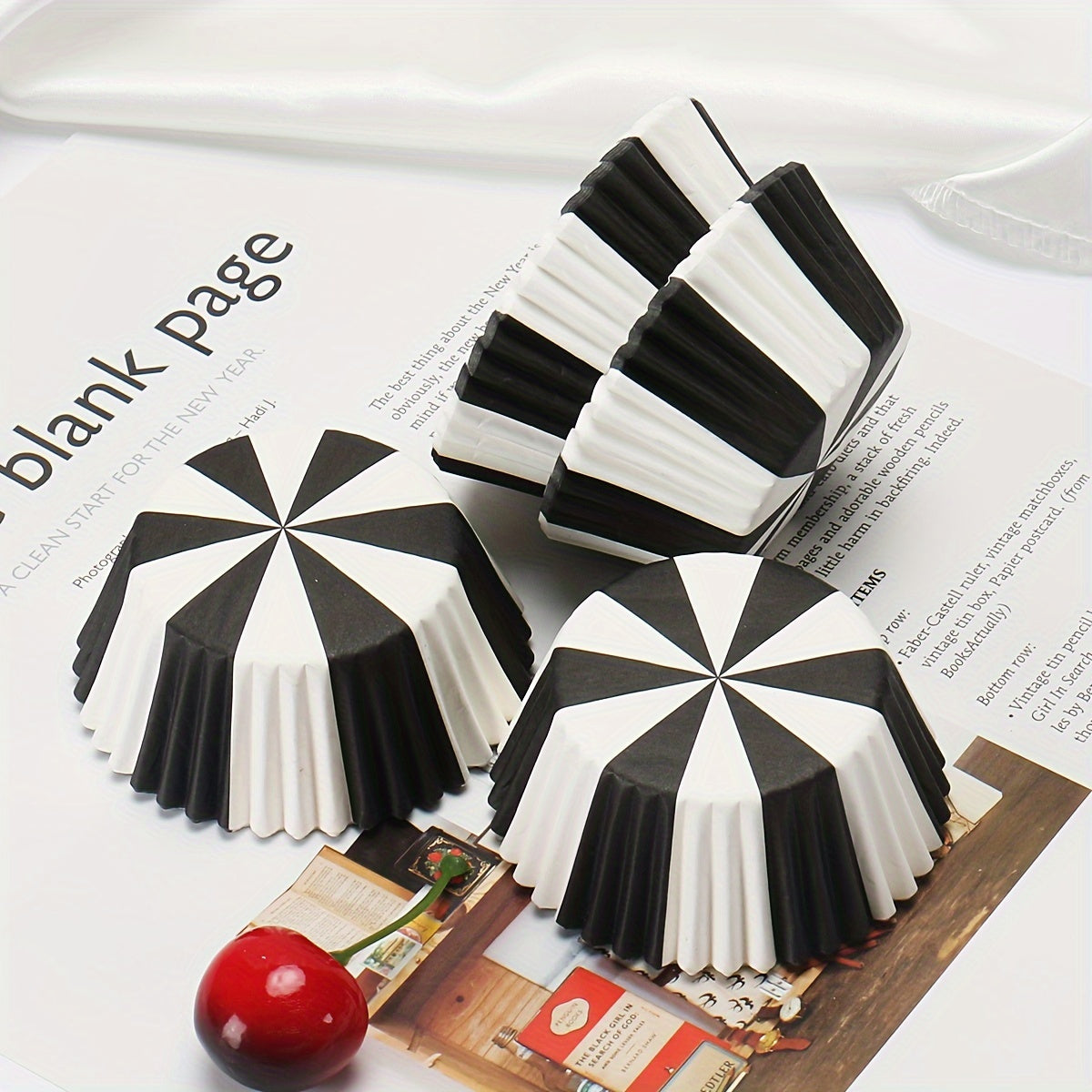 Set of 100 Black and White Disposable Muffin Cups Paper Cupcake Liners Baking Molds