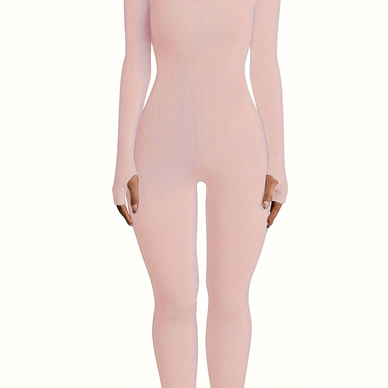 Вышитое платье элегантно висит на вешалке.