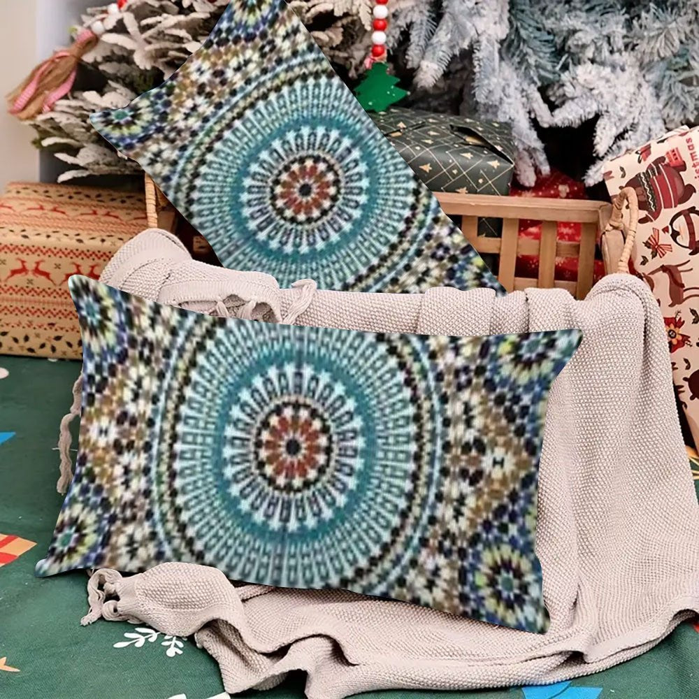 Ikki dona Marokash Zellij san'ati naqshli yostiq qopqog'i to'plami, har biri 30.48x50.8 sm o'lchamda. Divan yoki yotoq xonasi bezatishiga uslub qo'shish uchun mo'ljallangan ikki tomonlama qisqa plush dizayni mavjud.