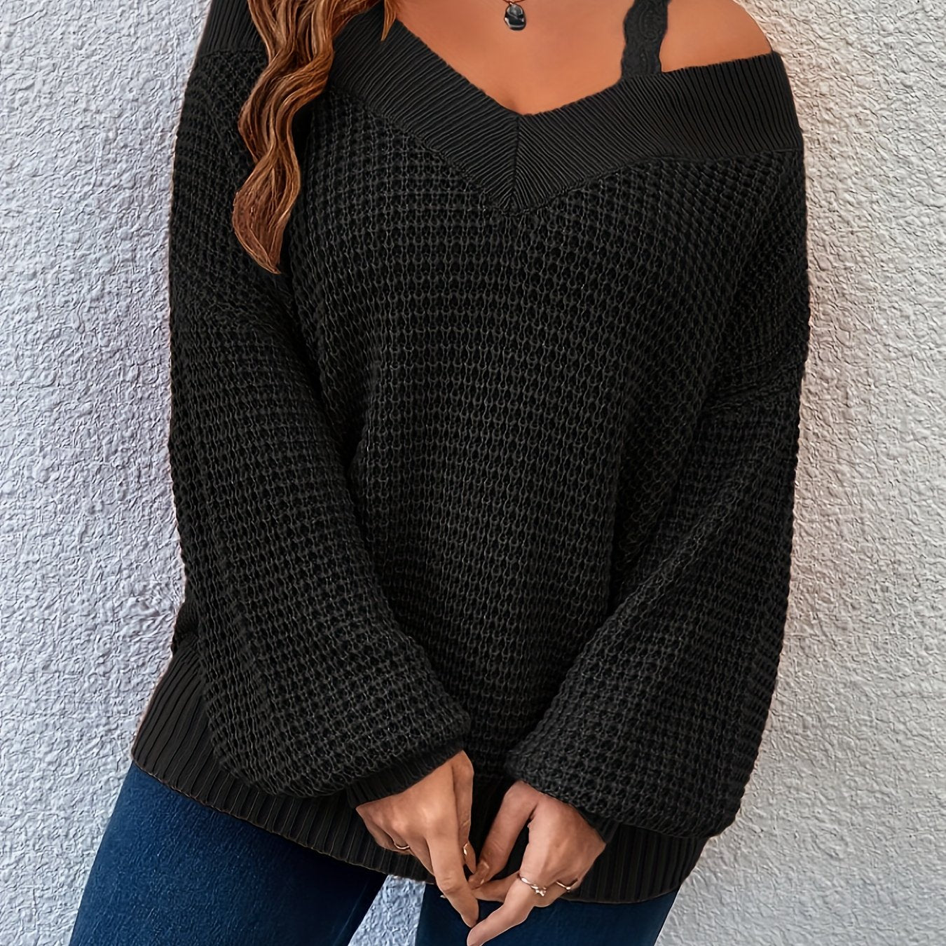 Ayollar uchun bej rangli, V-shakllı bo'yinli, uzun qo'lli trikotaj off-shoulder sviter