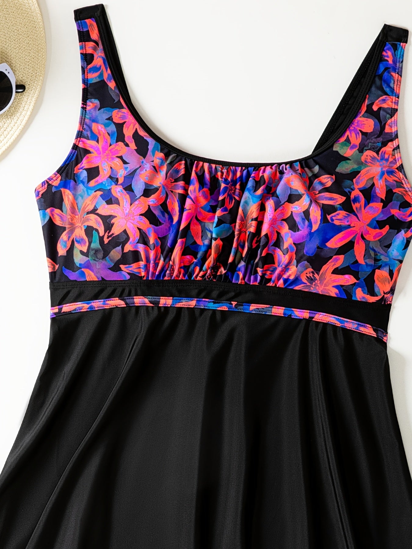 Ayollar uchun modali print va bo'linma oyoqlari bilan katta o'lchamdagi tankini suzish kiyimi.