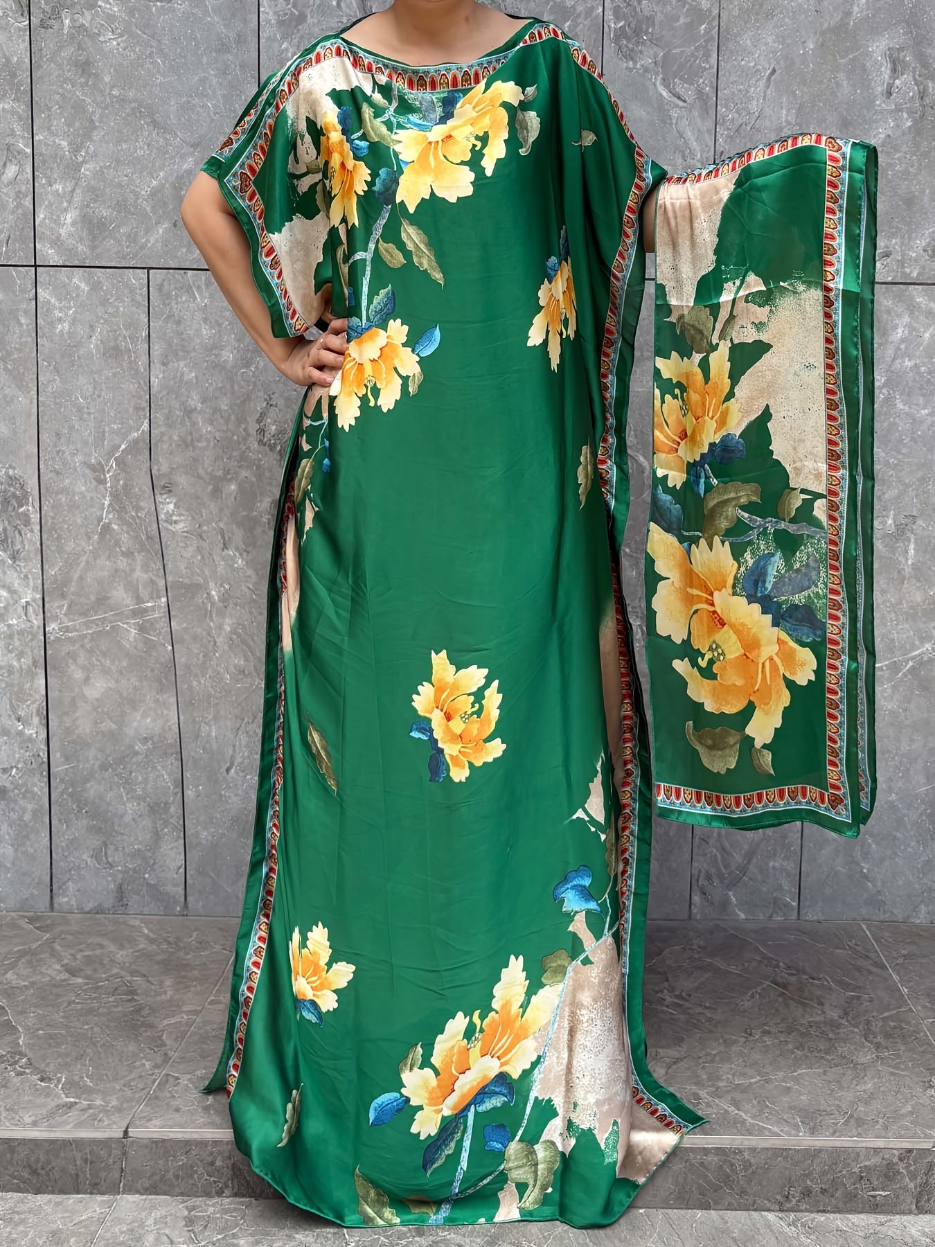 Plus o'lchamli maxi kaftan kiyi gullar bilan bosilgan, oqimli va qulay ayollar uchun