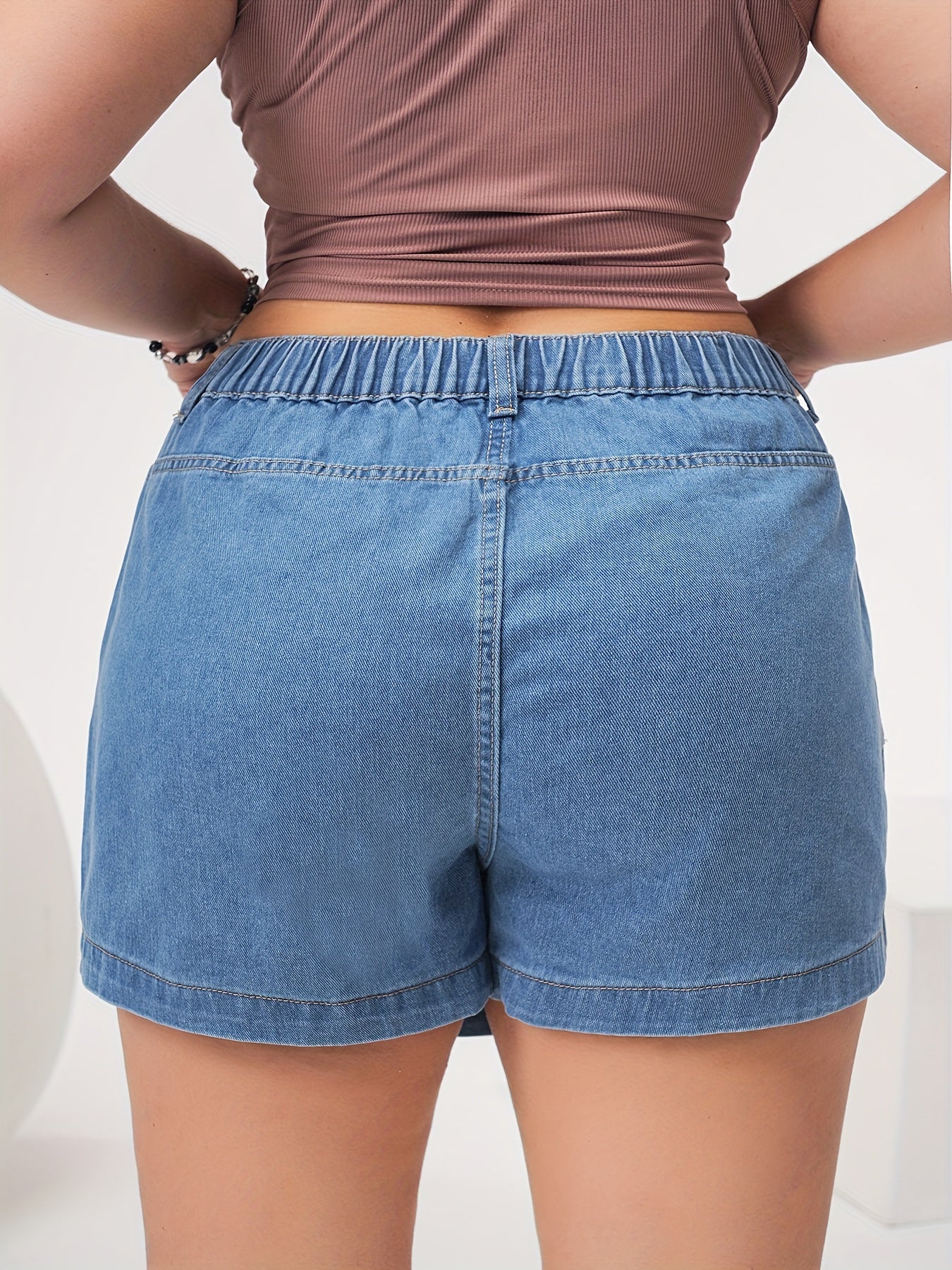 Ayollar uchun yuvilgan ko‘k asimmetrik 2-in-1 denim skort, katta o‘lcham