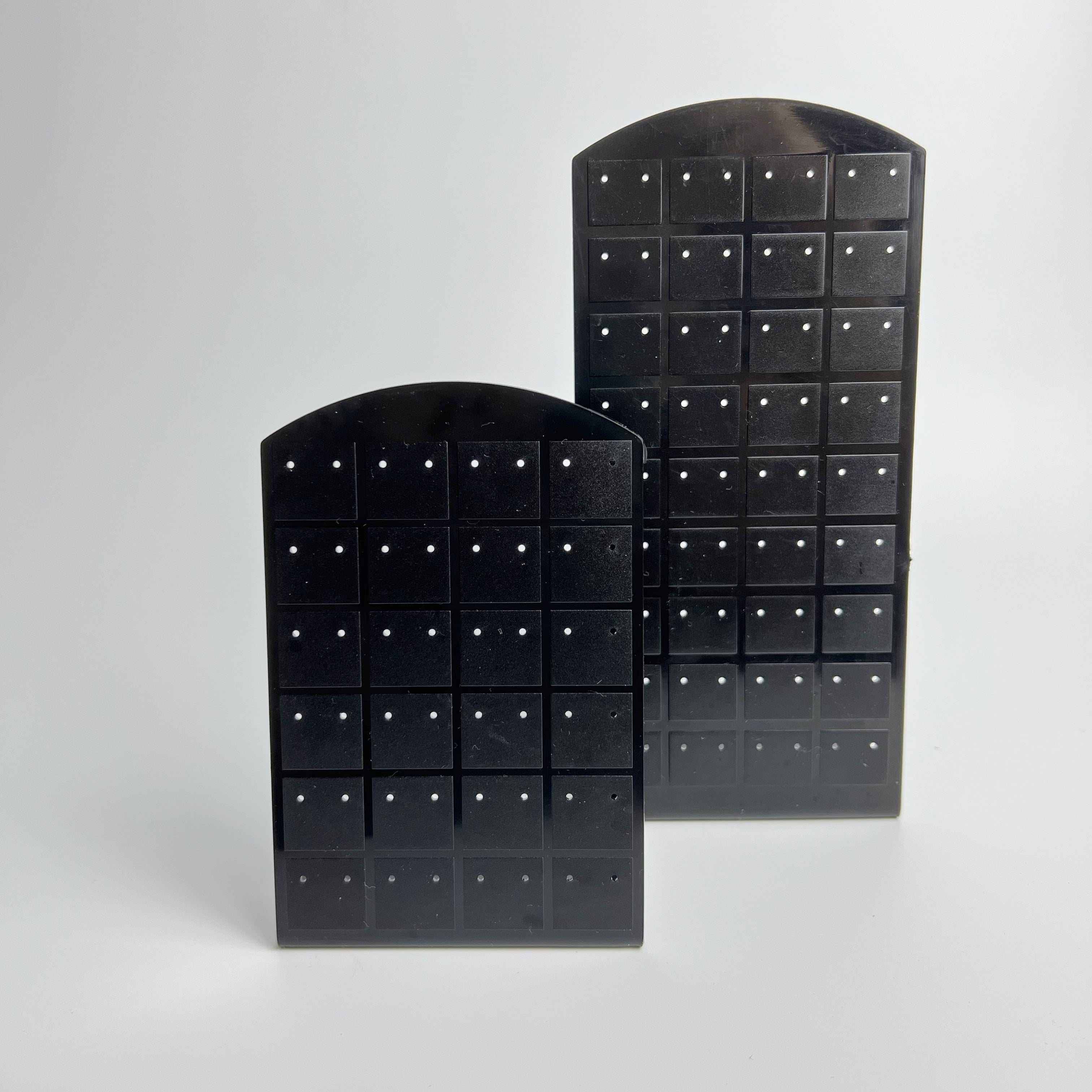 Akril zargarlik buyumlarini tashkil etuvchi, 72 ta quloq sirti teshikli saqlash qismi bilan ko'rsatkich