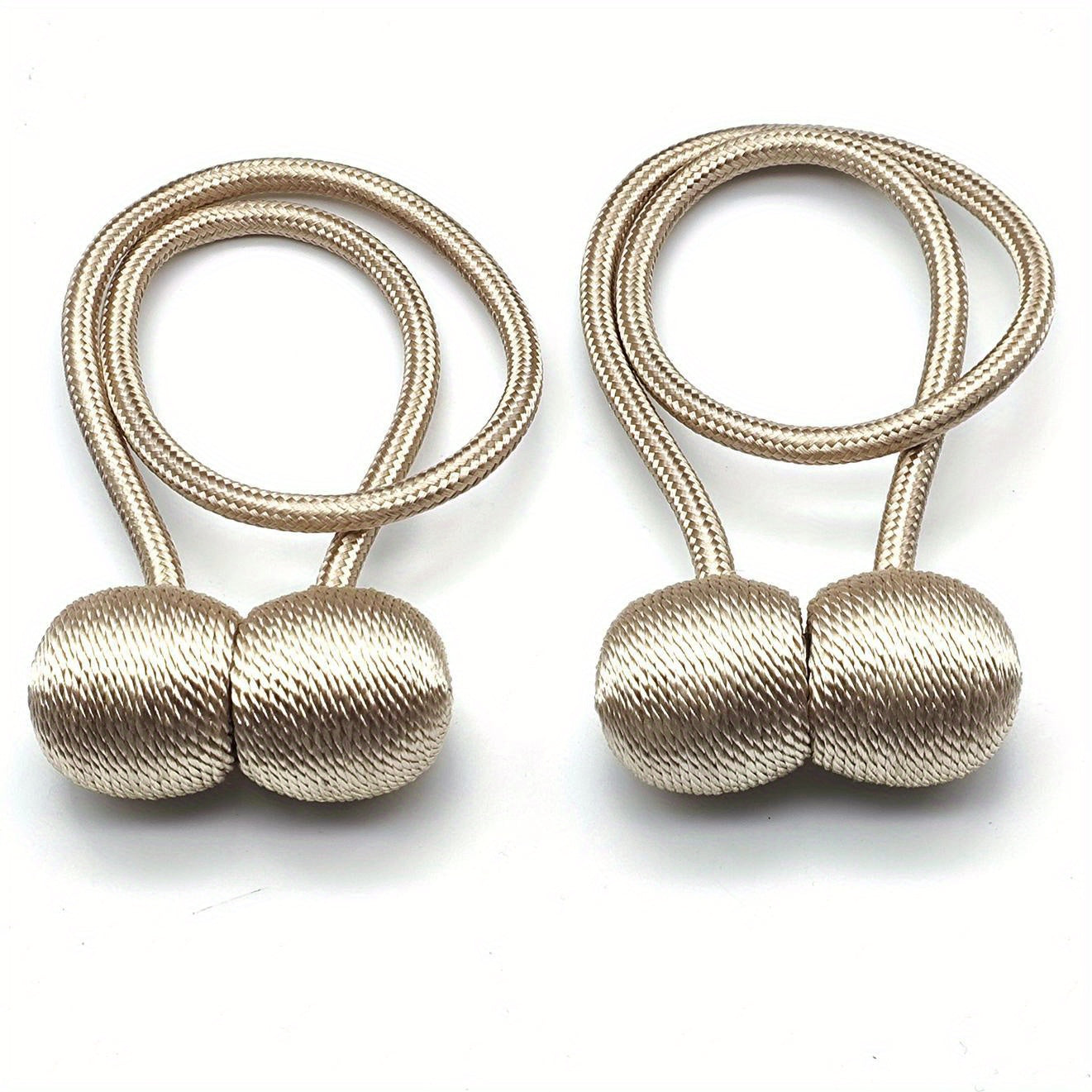 Получите 2 штуки креативных держателей для штор с магнитными пряжками для современного и простого крепления штор. Эти держатели для штор без пробивания идеально подходят для добавления стиля в вашу спальню, гостиную или любое другое место в вашем доме.