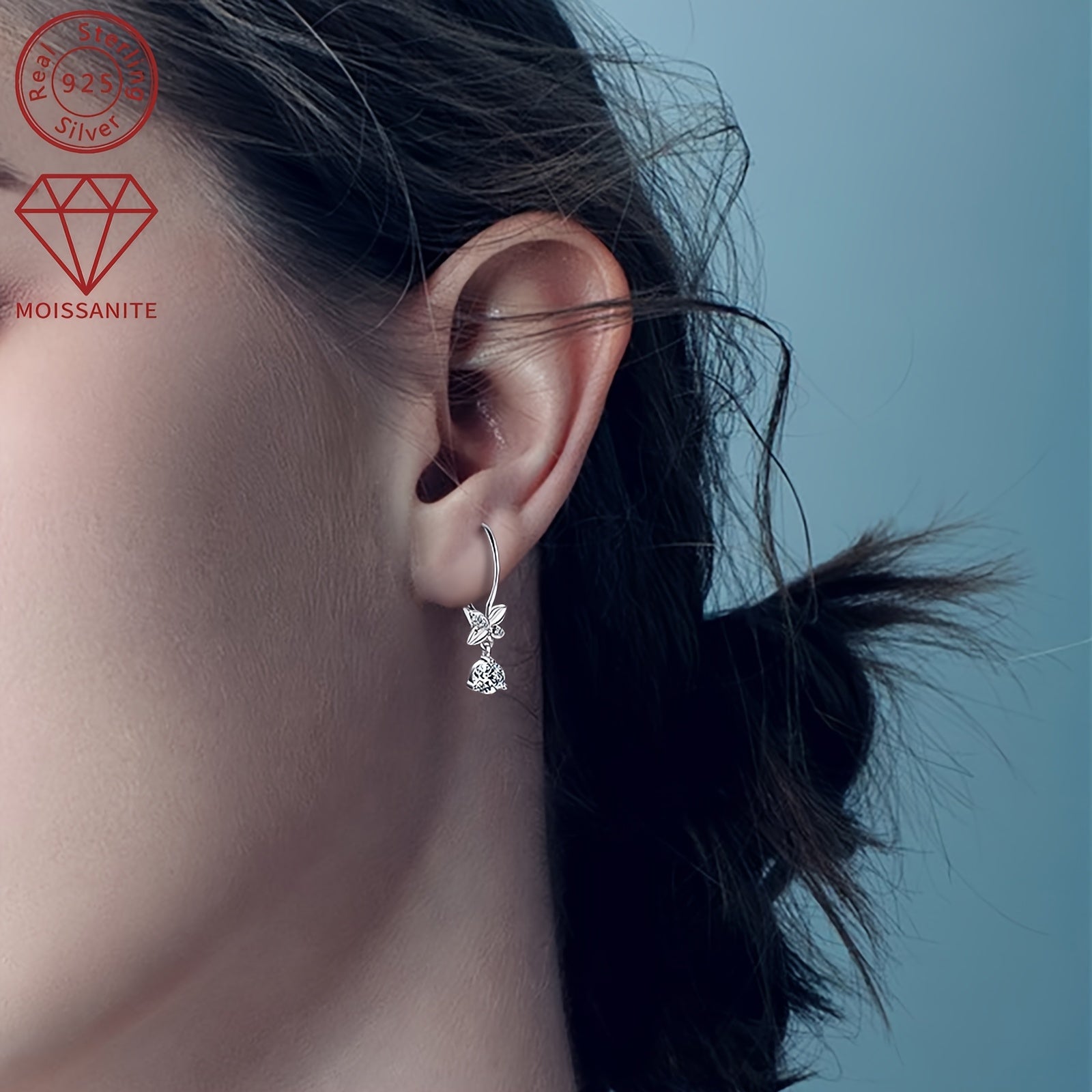 Ushbu 925 Silver sirg'alar 5mm x 2 dona va 1.3mm x 6 dona o'lchamdagi Moissanite toshlaridan iborat. Umumiy karat og'irligi 0.53ct x 2 dona bo'lib, bu ajoyib va zamonaviy osma sirg'alar hosil qiladi. Ushbu dumaloq sintetik Moissanite sirg'alar.