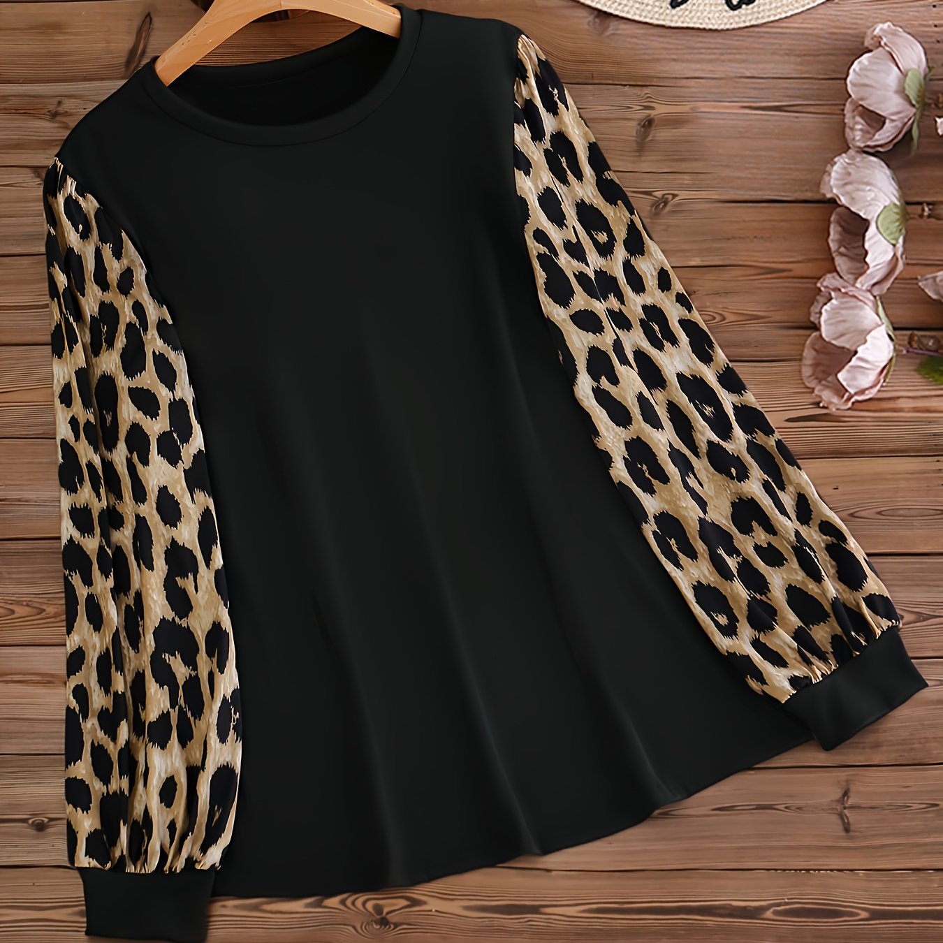 Klassik polyester to'qima matodan tayyorlangan, o'rtacha cho'zilishga ega bo'lgan, bahor/kovak uchun mo'ljallangan, plus o'lchamdagi rangli blok leopard naqshli crew neck futbolka.