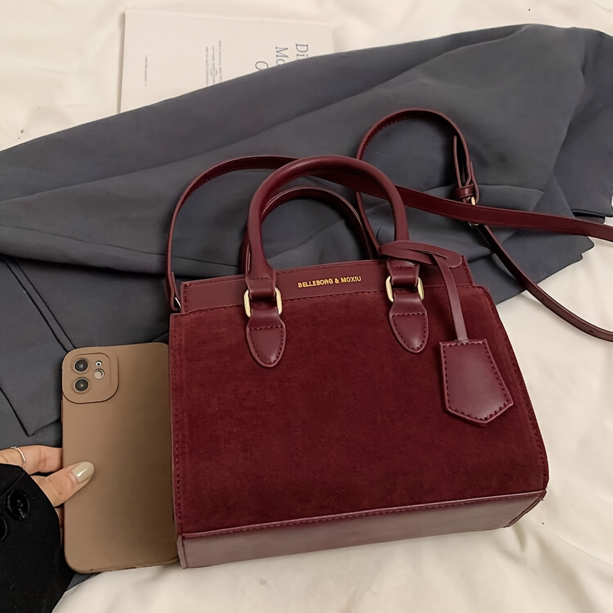 Элегантная бордовая сумка-тоут с золотистой фурнитурой, съемным плечевым ремнем и застежкой на молнии для женщин.