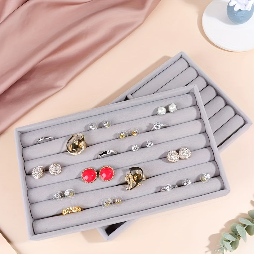 Kulrang velur zargarlik buyumlarini namoyish qilish standi, uzuk va sirg‘a uchun teshiklar bilan