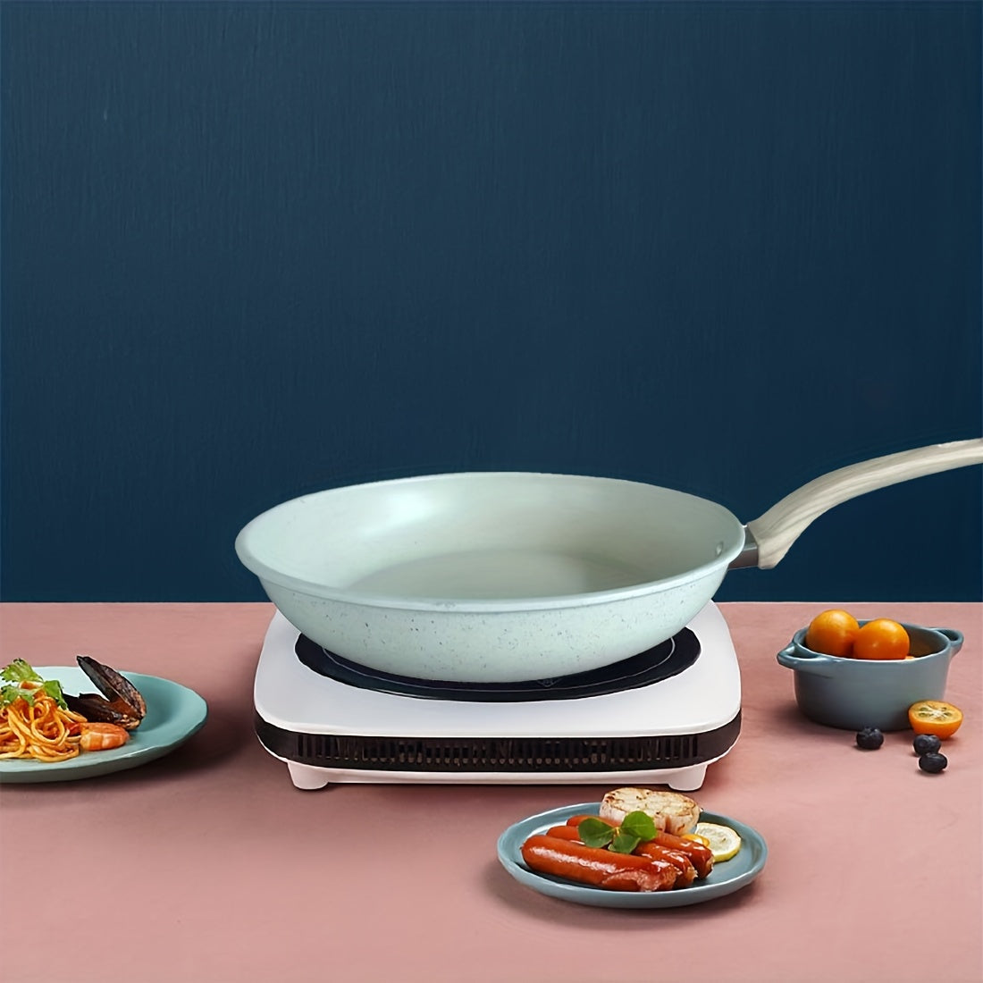 Qora, kulrang va bej rangdagi uchta yopishqoq bo'lmagan quyma temir qozonlar to'plami. Yog'och tutqichlari mavjud va induksiya va gaz pechlari bilan mos keladi. Tozalash oson, va idish yuvish mashinasida yuvish mumkin. Mukammal oshxona pishirish to'plami.