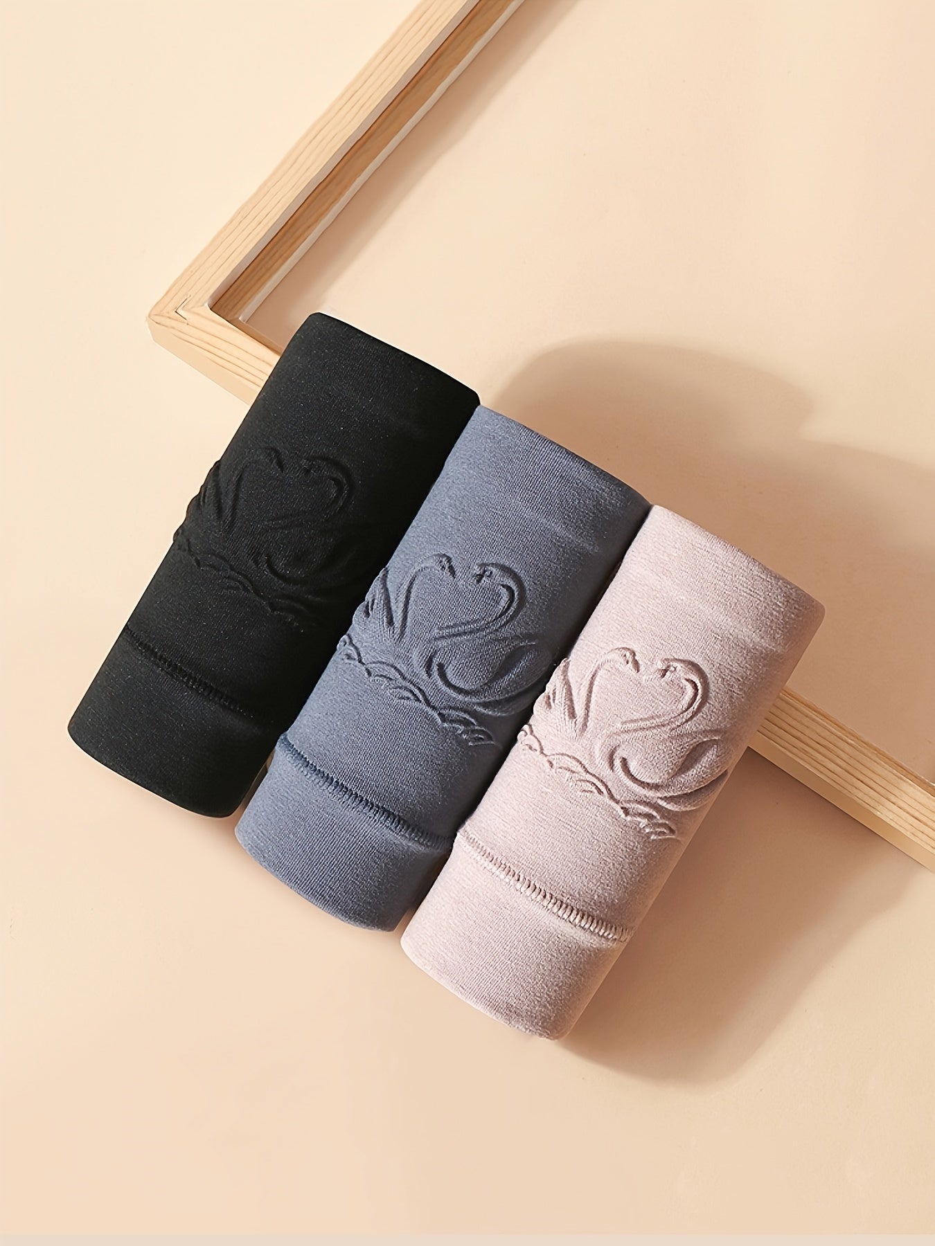 Три высокие однотонные трусики, удобные и эластичные с дышащей тканью. Женское белье и нижнее белье.