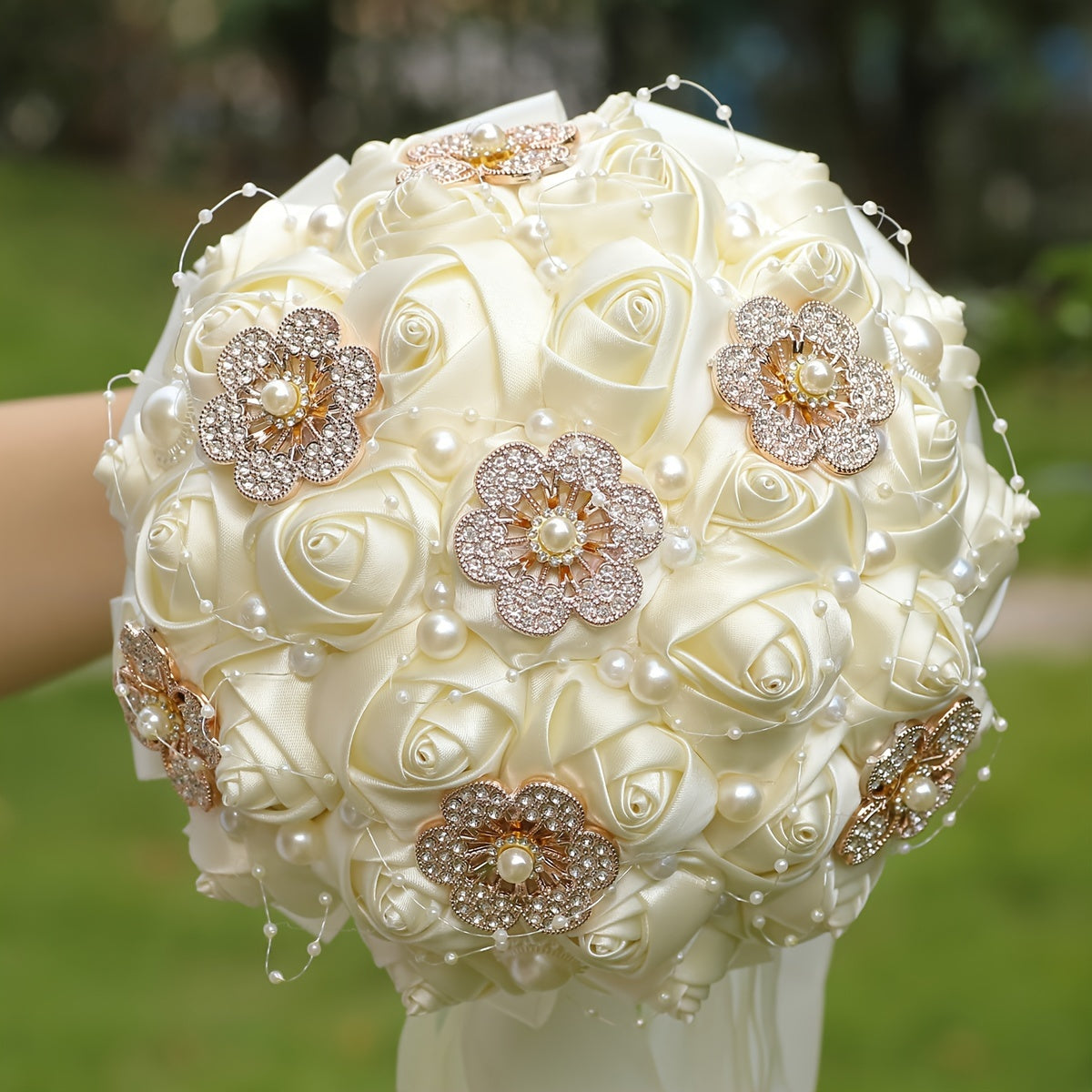 Sun'iy to'y gullari buketi, rhinestone brosh va marjonlar bilan