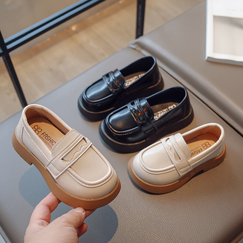 Qizlar uchun klassik Mary Jane poyabzallari, barcha mavsumlar uchun mukammal.