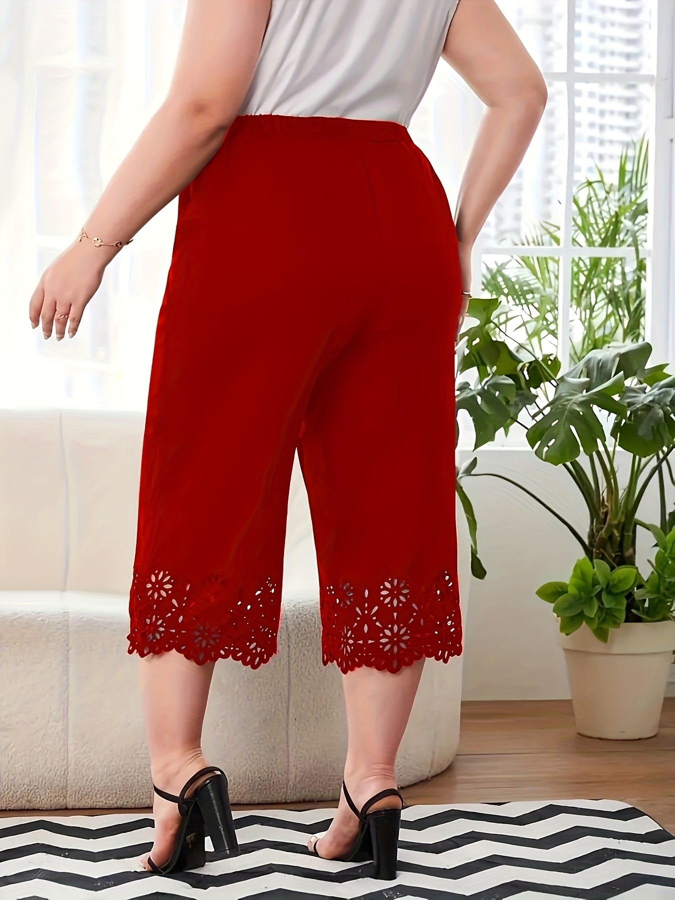 Pantalones Capri de talla grande en negro con cintura elástica y detalle de encaje para verano