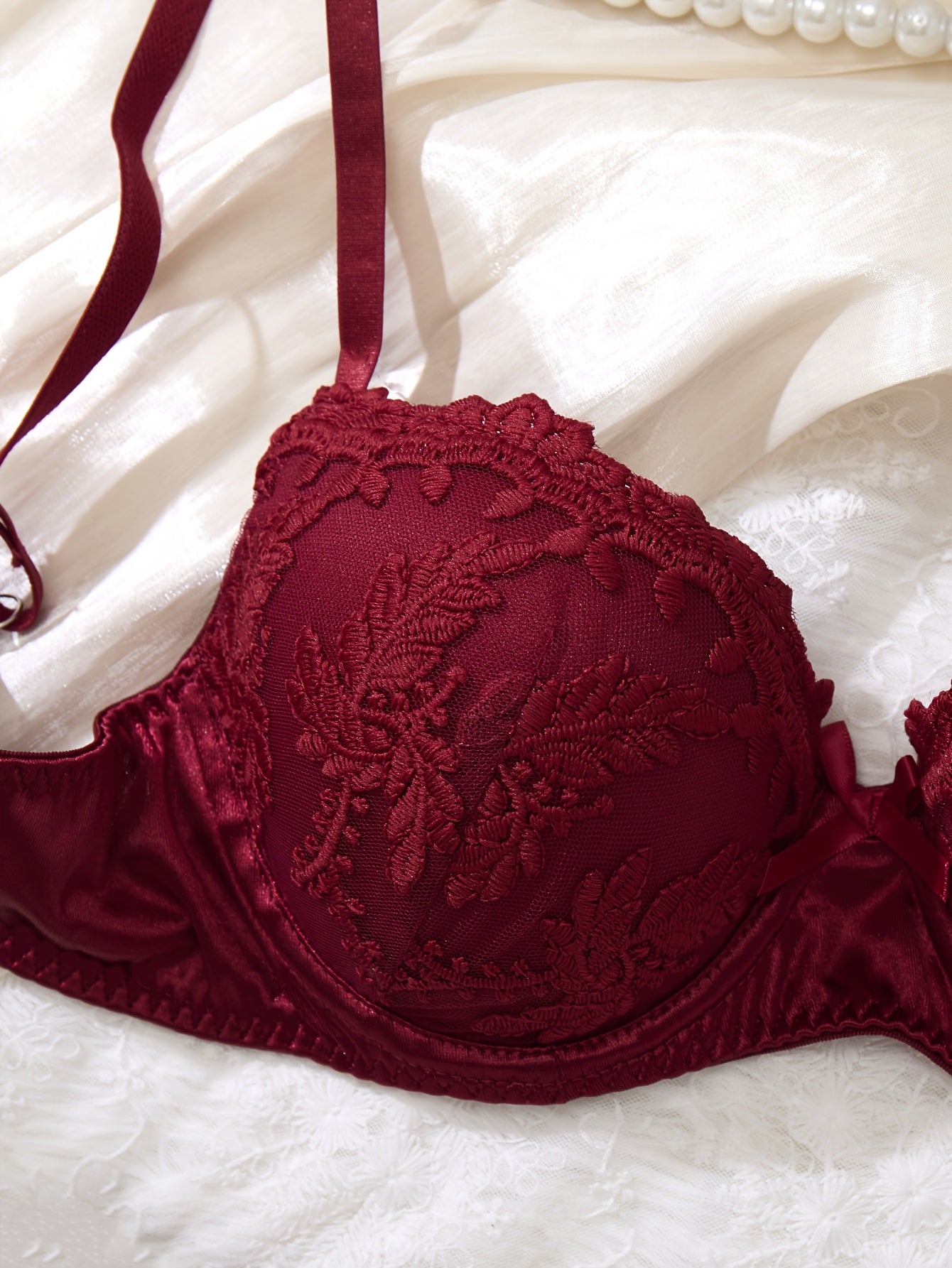 Элегантный комплект красного кружевного нижнего белья с бюстгальтером высокой поддержки и трусиками с заниженной талией, удобная одежда для вечеринок с несъемной прокладкой. Изготовлен из смеси полиэстера и эластана, подходит для взрослых женщин.