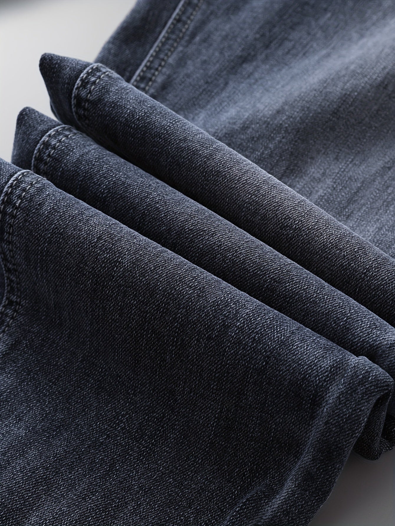 Yuqori sifatli ko'k-sariq denimdan tayyorlangan erkaklar uchun tor kesimli cho'ziluvchan jinsilar, tasodifiydan yarim rasmiy uslublarga mos keladi. Murakkab tafsilotlarga ega va kuz va qish mavsumi uchun mashinada yuvish mumkin.