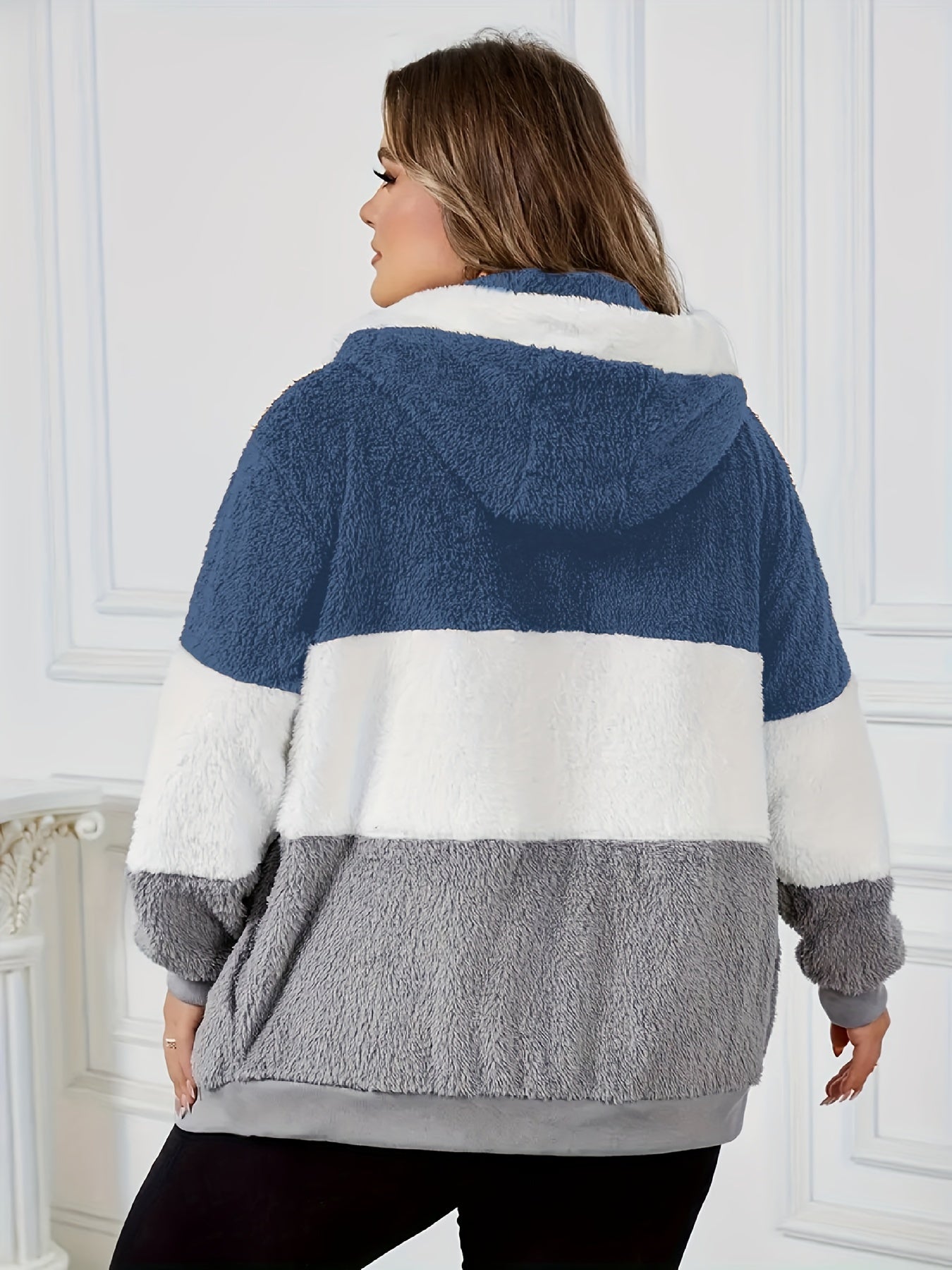 Ayollar uchun old tomonida cho'ntaklari, keng kesimi va kuz/qish uchun mashinada yuviladigan polyester materialdan tayyorlangan iliq mo'ynali kapüşonli kurtka.