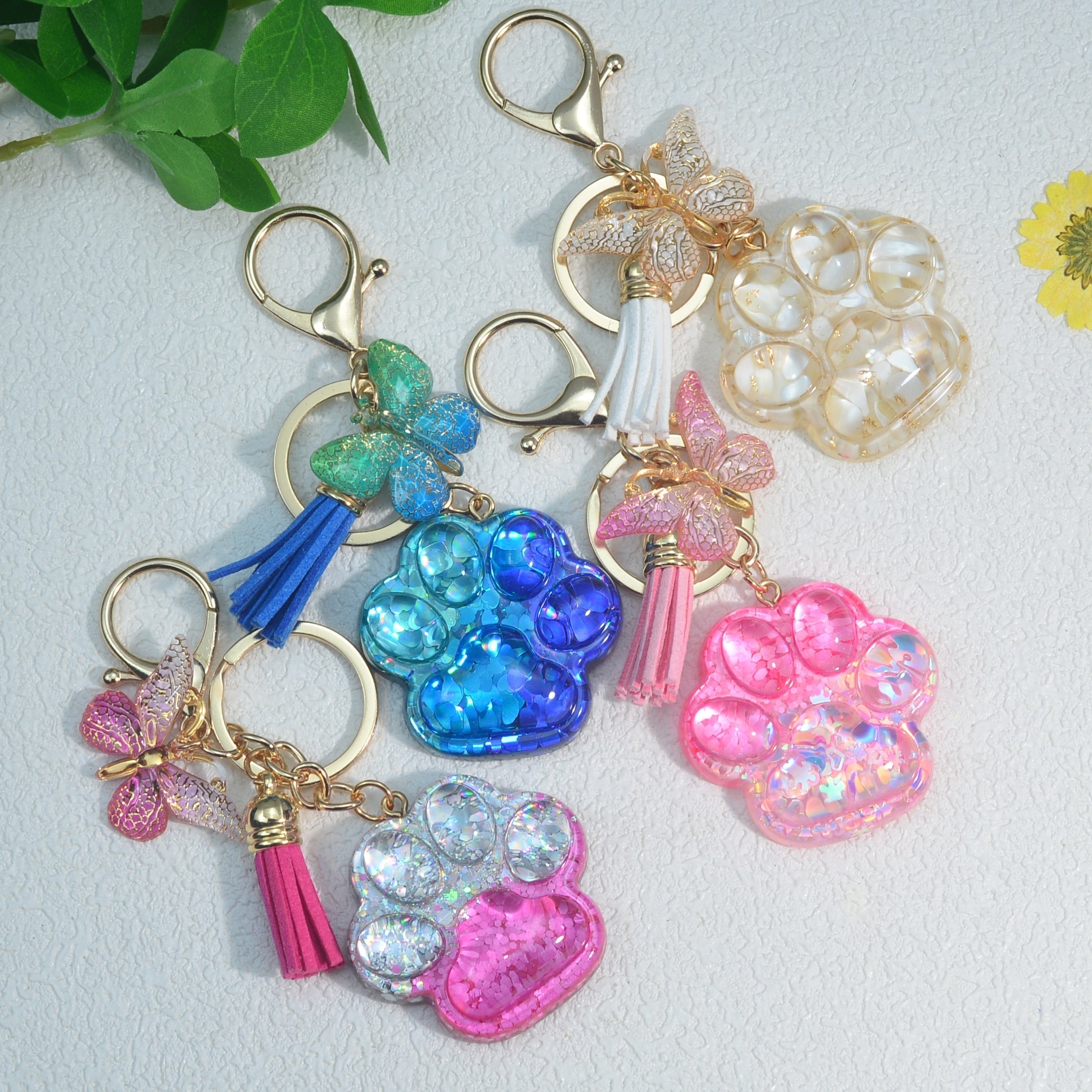 Llavero con borla de mariposa y pata de gato para amantes de los animales