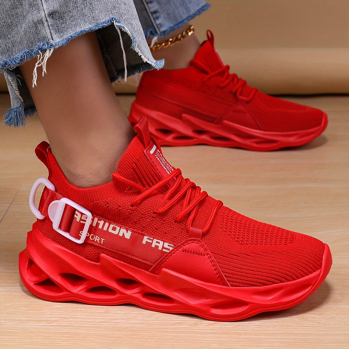 Ayollar uchun nafas oladigan qizil sneakers pastki qismi bilan lenta bilan yopiladigan kundalik poyabzal