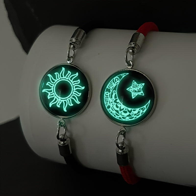 4 ta zamonaviy juftlik bilaguzuklari to'plami Quyosh, Oy va Yulduzlar dizayni + Vintage qatlamli marjon to'plami, Halloween/Christmas uchun mukammal do'stlik sovg'asi bo'lgan yorituvchi zargarlik.