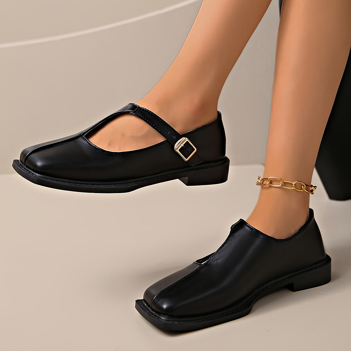 Ayollar uchun sintetik Mary Jane tufli, sozlanadigan bilak bog‘lamasi va geometrik tokchali bilan, oq