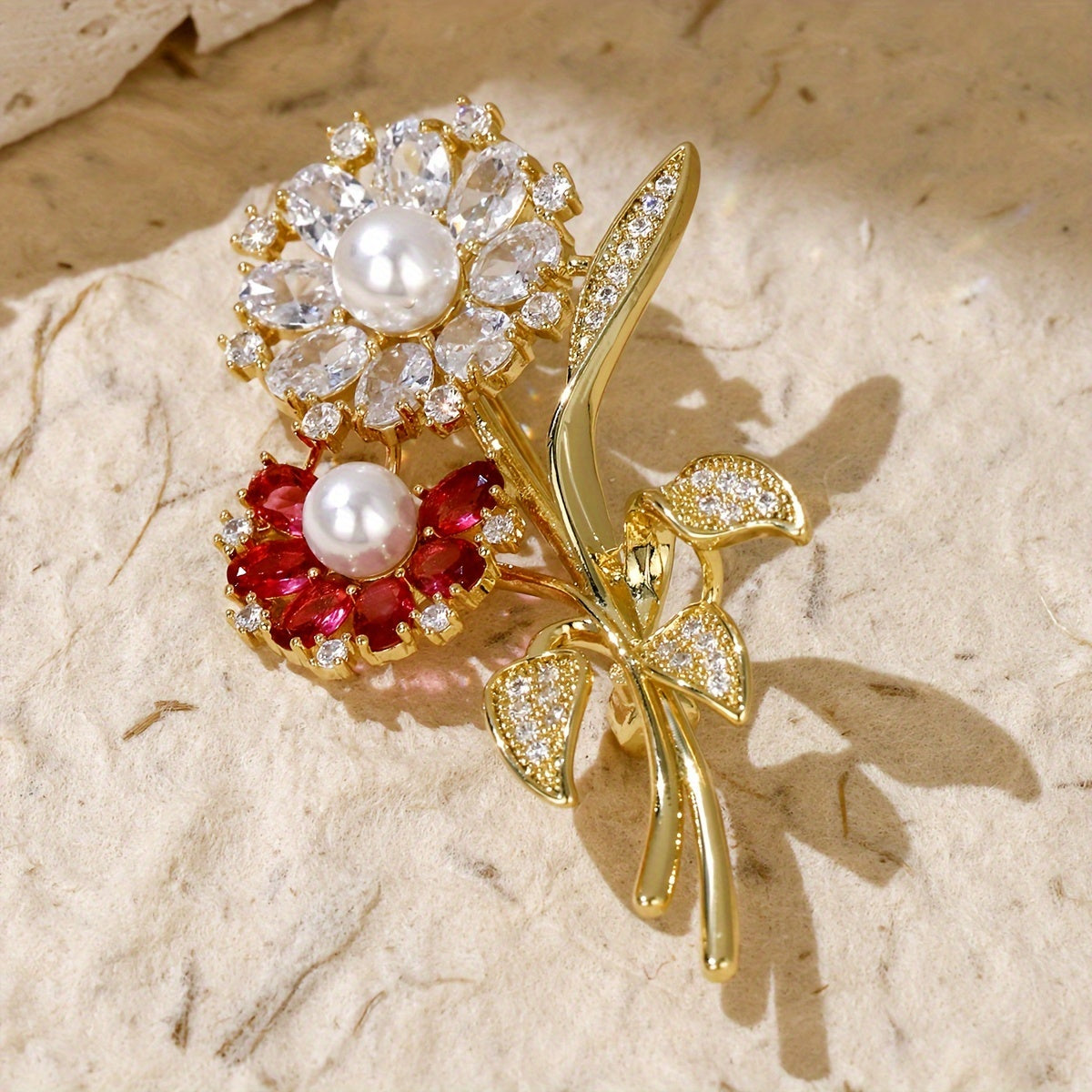 Vintage uslubidagi gullar bilan bezatilgan yeng pin, porloq zirkoniy bilan, ayollar uchun sharf va kiyimlarga hashamat va nafislik qo'shish uchun mukammal.