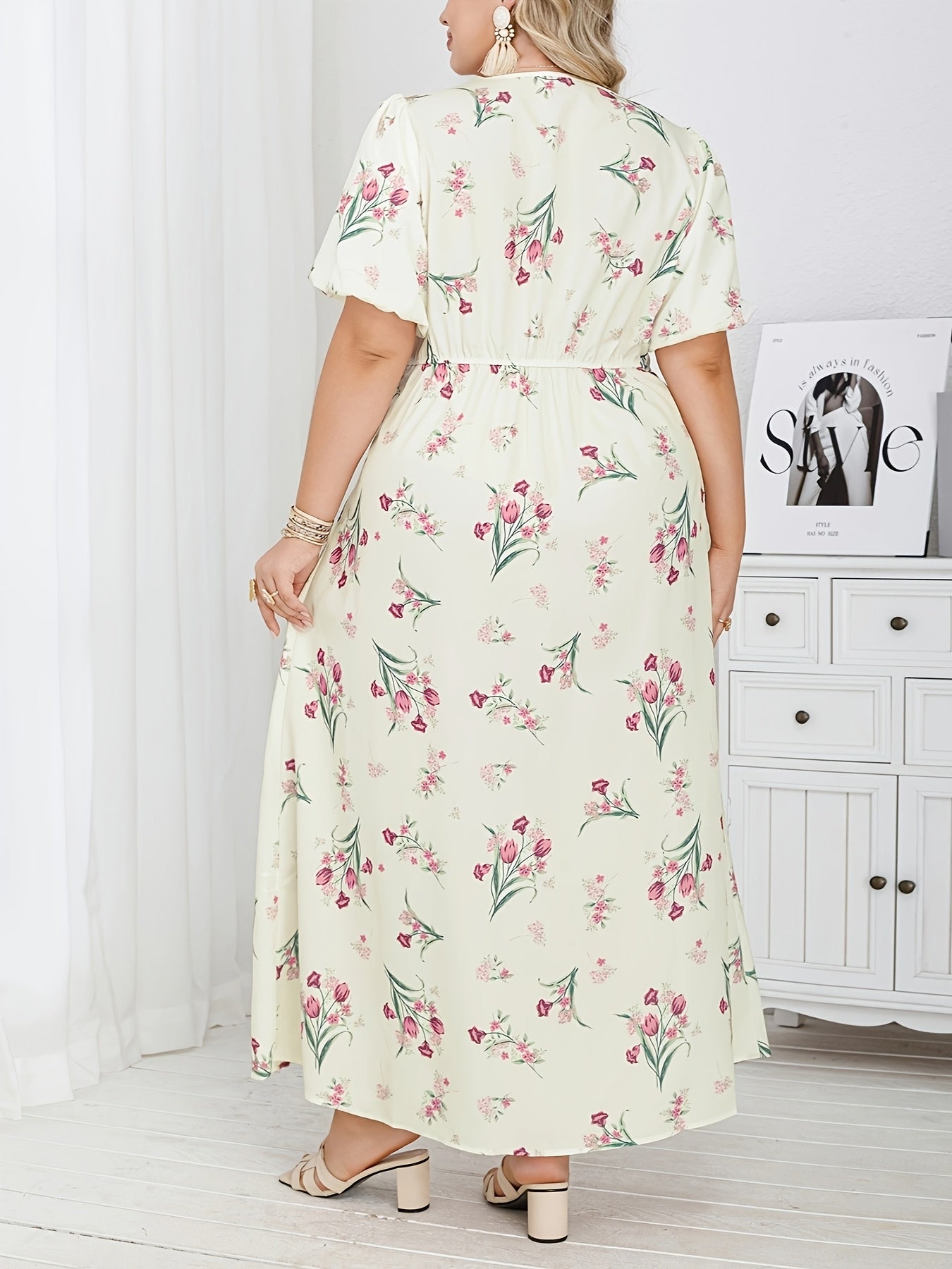 Ayollar uchun gul bosma keng o'lchamdagi kiyingan libos, nafis O'rta Sharq uslubida