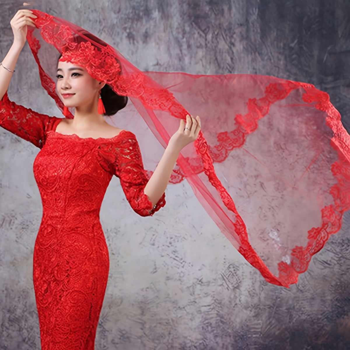 Velo de novia rojo con detalle de encaje y larga cola para bodas