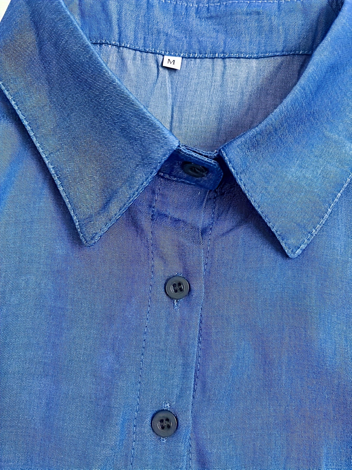 Ayollar uchun 100% polyesterdan tayyorlangan, tent silueti bilan elegant bir rangli uzun qo'lqonli libos. Tugma tafsiloti bilan lapel yaka mavjud, bahor/kovak mavsumi uchun mos. To'qilgan materialdan tayyorlangan.