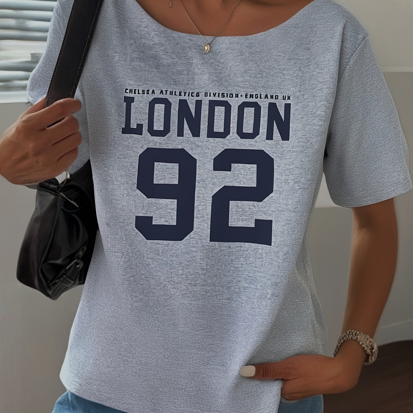 Plus o'lchamli ayollar uchun ochiq yelka bilan grafik bosma bilan kundalik kofta