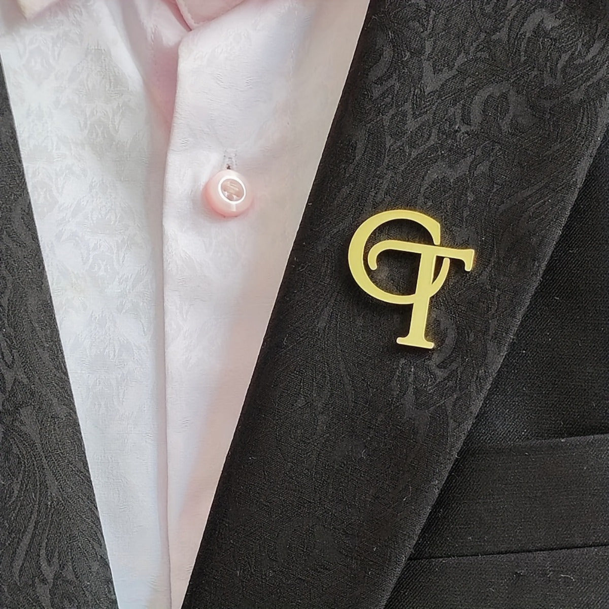 Maxsus tayyorlangan zanglamas po'latdan broshka, 18K oltin qoplama, klassik retro uslubi, har kuni kiyish va maxsus tadbirlar uchun mukammal.