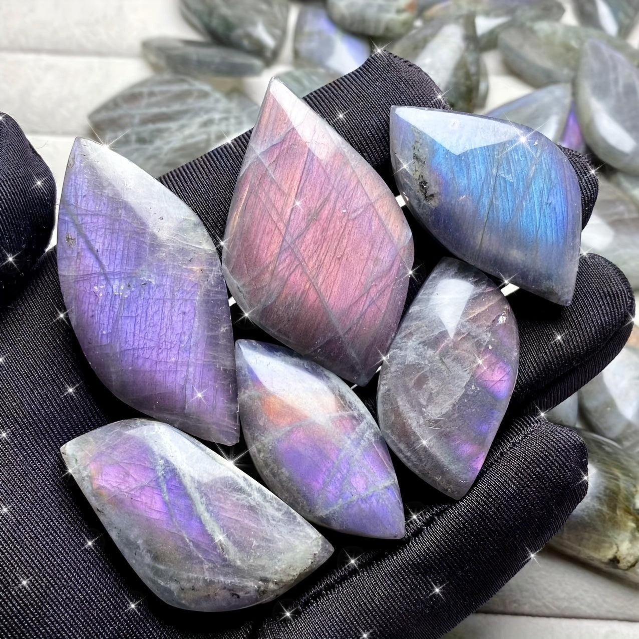 Piezas de dos tercios de amatista natural de color púrpura claro pulidas para fabricación de joyas