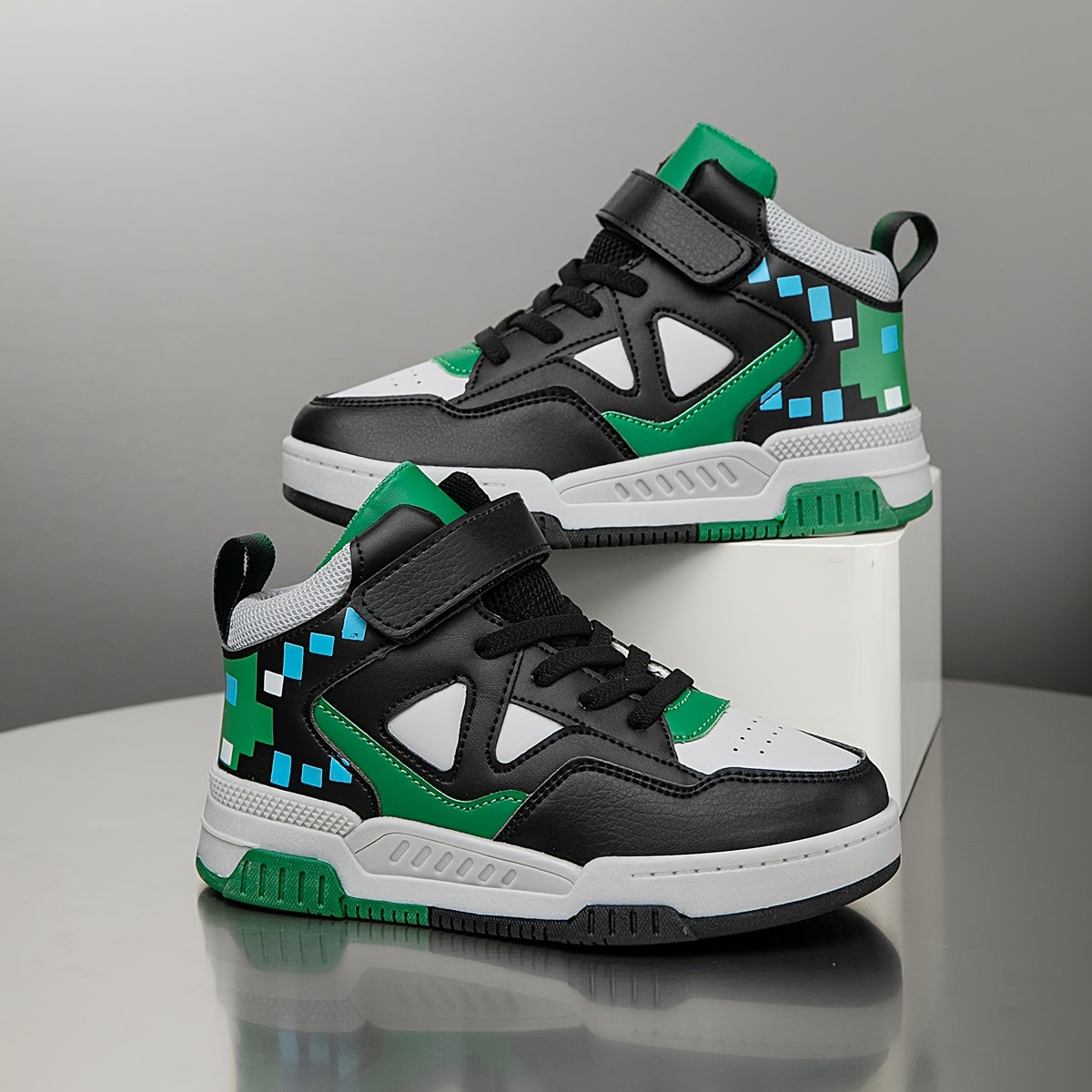 Bolalar uchun yuqori to'plamli krossovkalar, yopishqoq yopish bilan, barcha mavsumlar uchun nafas oladigan va qulay, zamonaviy geometrik naqsh bilan.