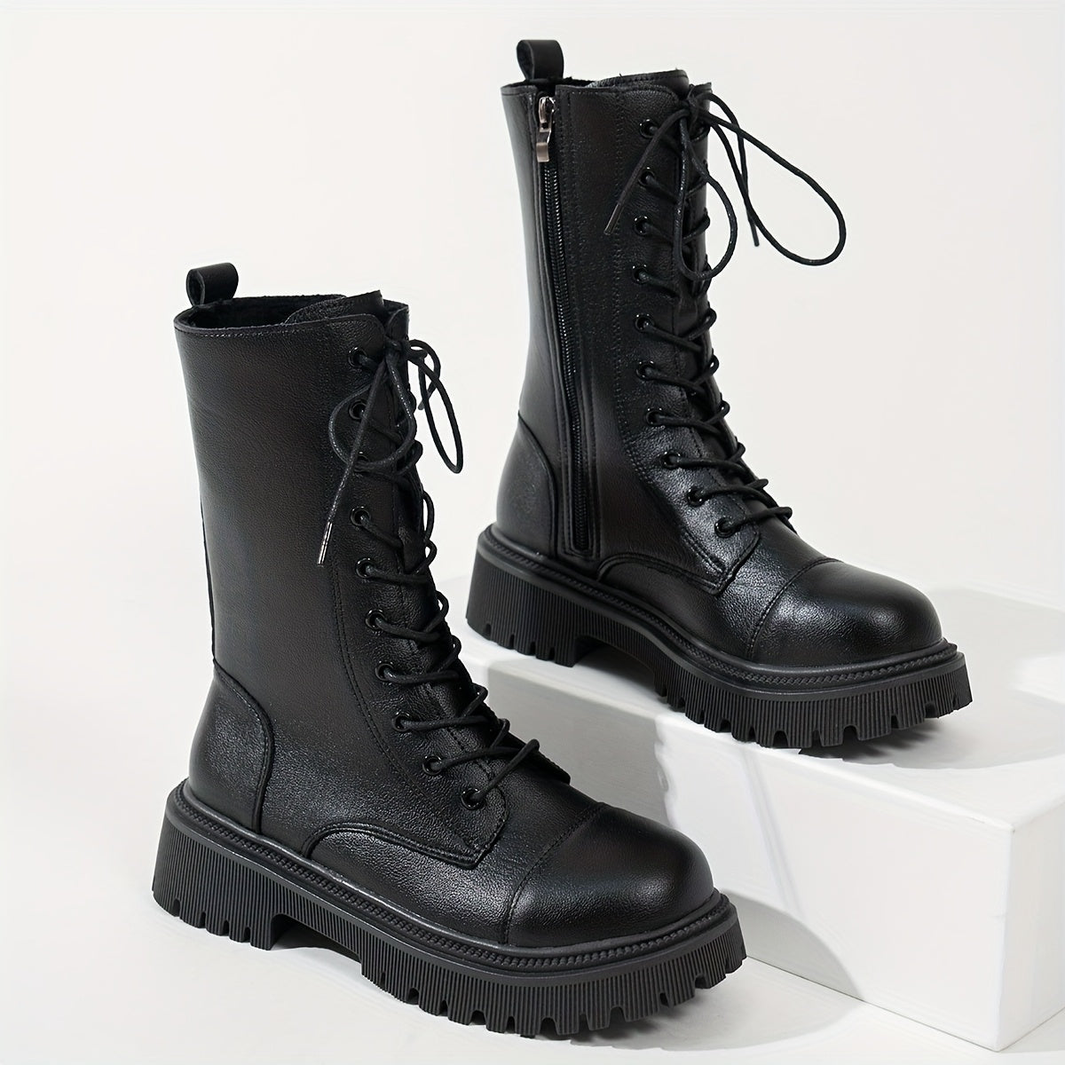 Ayollar uchun sun’iy charm bilan bog‘langan o‘rta balandlikdagi qoq-qoq botinkalar, qattiq poyasi va sirpanishga qarshi tagi bilan