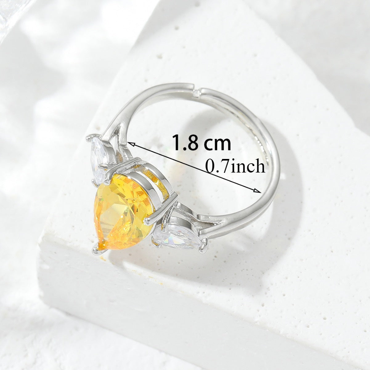 Ayollar uchun sun'iy kubik zirkon bilan moslashuvchan ochiq burchakli mis uzuk