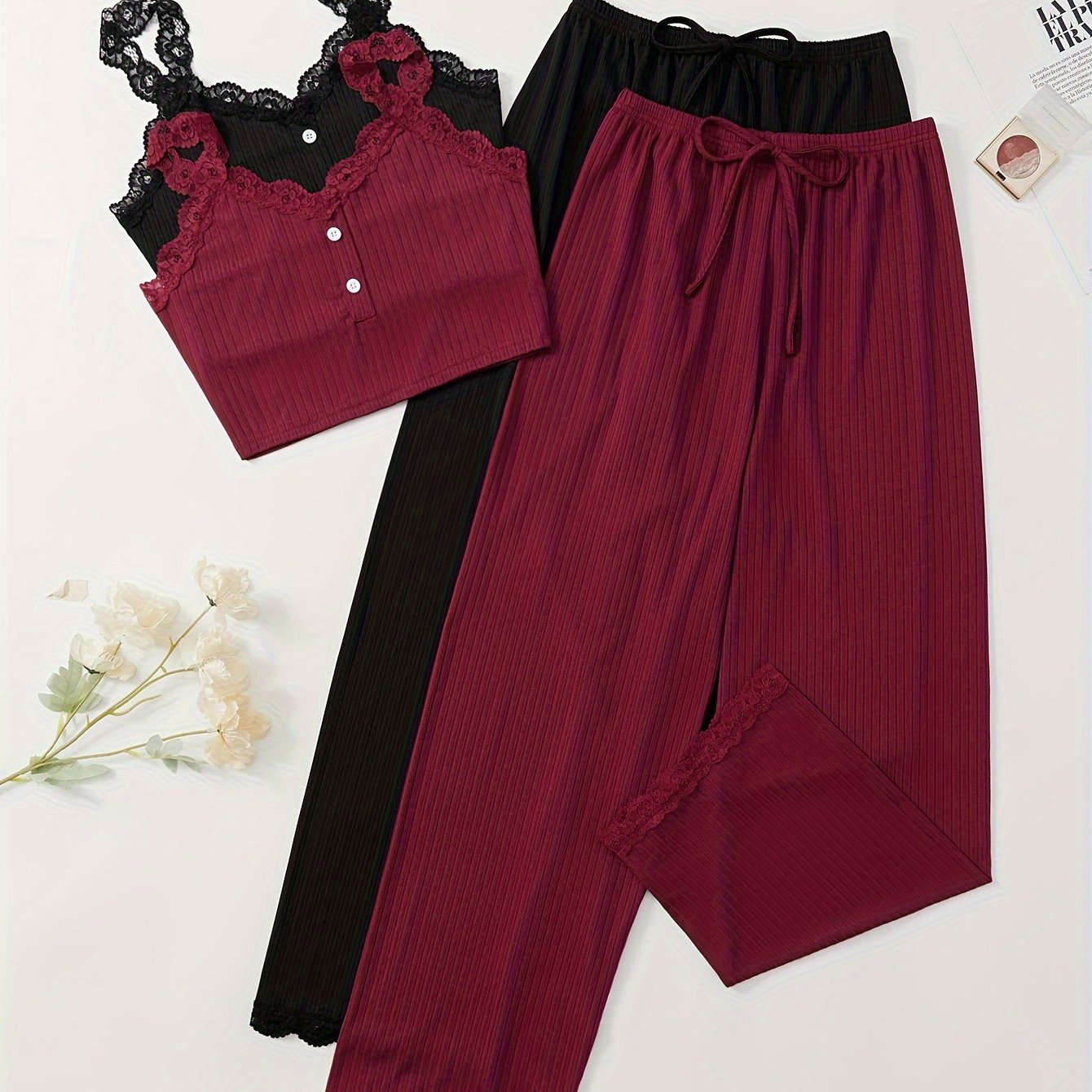 Ayollar uchun ribbed pijama to'plami, dantel tafsilotlari bilan, V-shaklidagi kamzuli yuqori va uzun shimlar, mashinada yuvish mumkin, bir nechta ranglarda mavjud.