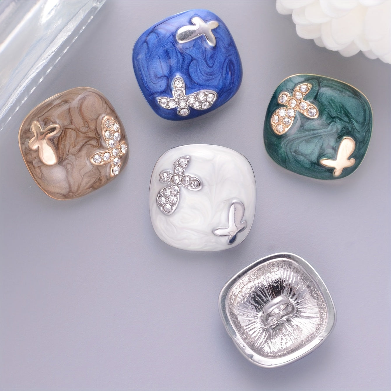 Vintage ilhomlantirilgan alloy tugmalar 5-to'plam ayollar kiyimlari uchun DIY fasteners retro uslub