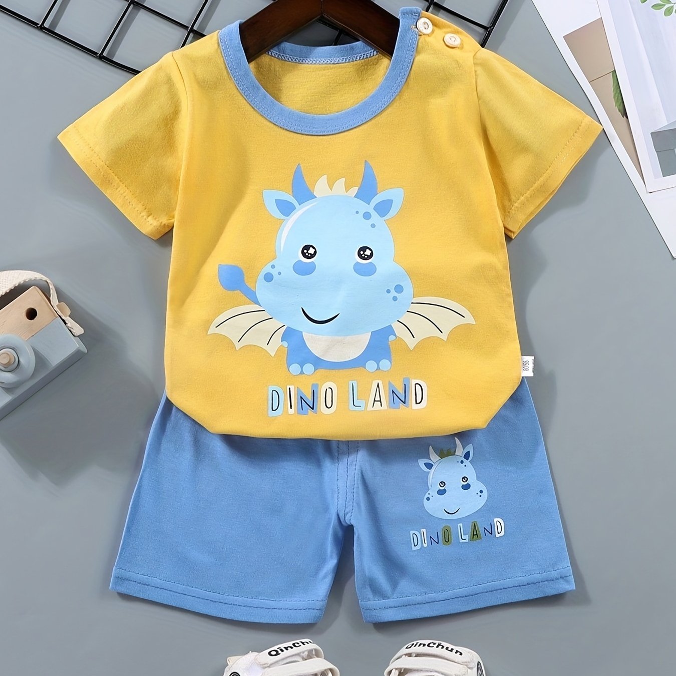 Yigitlar uchun paxta rangli blokli krokodil bosma futbolka va shortiklar to'plami yoz uchun